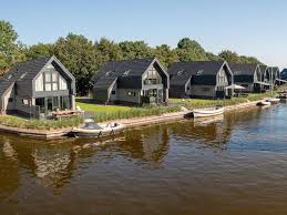 Luxe Vrijstaande Watervilla met Steiger